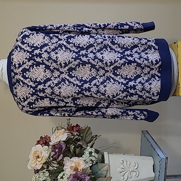 NEW Dress Barn Tunic Top Pullover Hi Low Hem Navy Cream Tapestry Long Slv Large - Picture 3 of 9